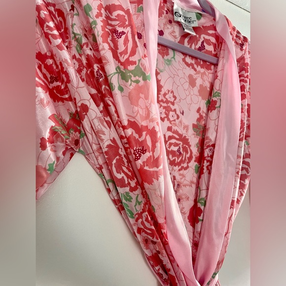 Silky Floral Robe! - Picture 5 of 5